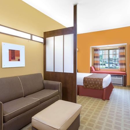Microtel Inn & Suites By Wyndham University Medical Park Грийнвил Екстериор снимка