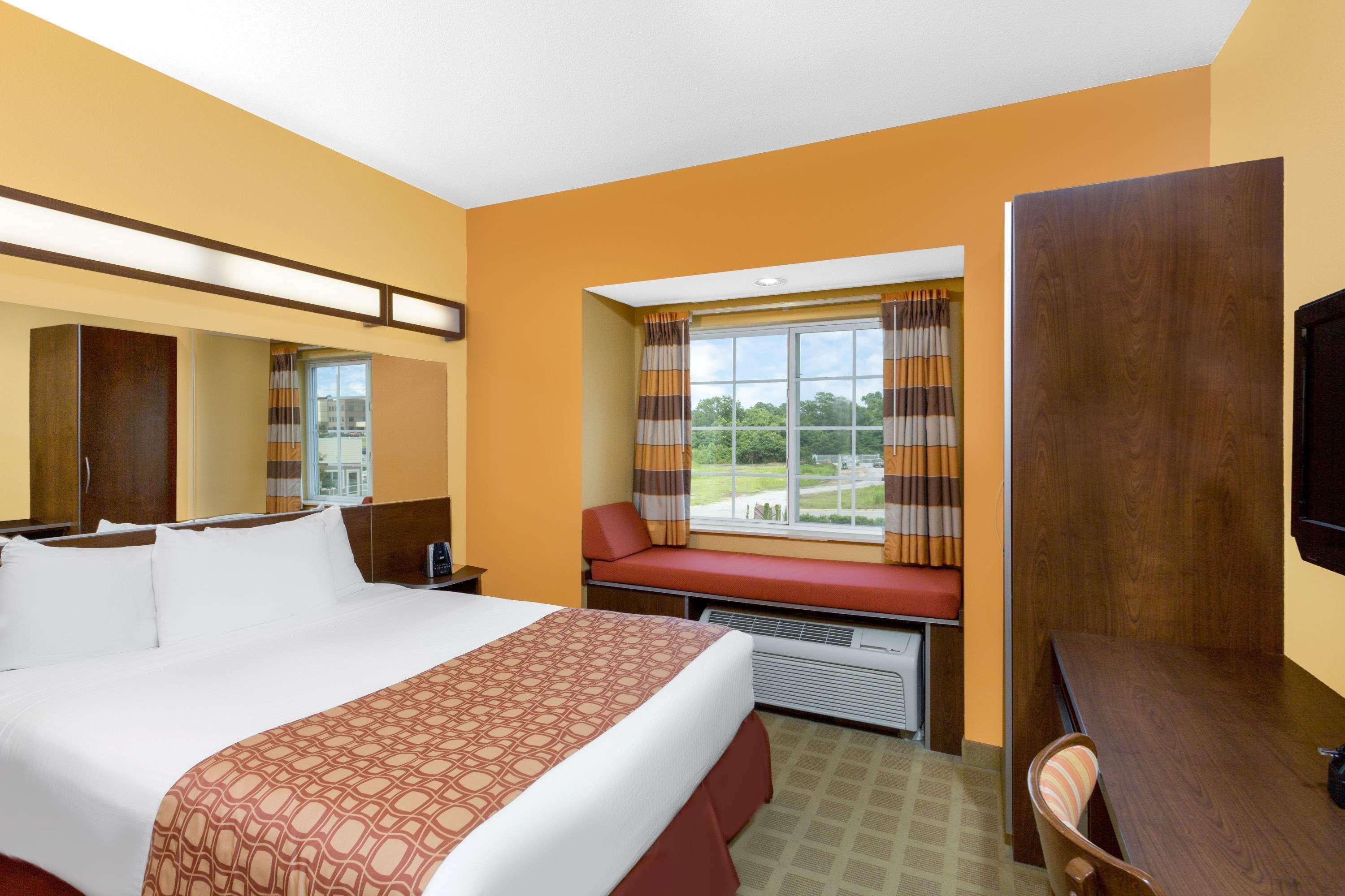 Microtel Inn & Suites By Wyndham University Medical Park Грийнвил Екстериор снимка