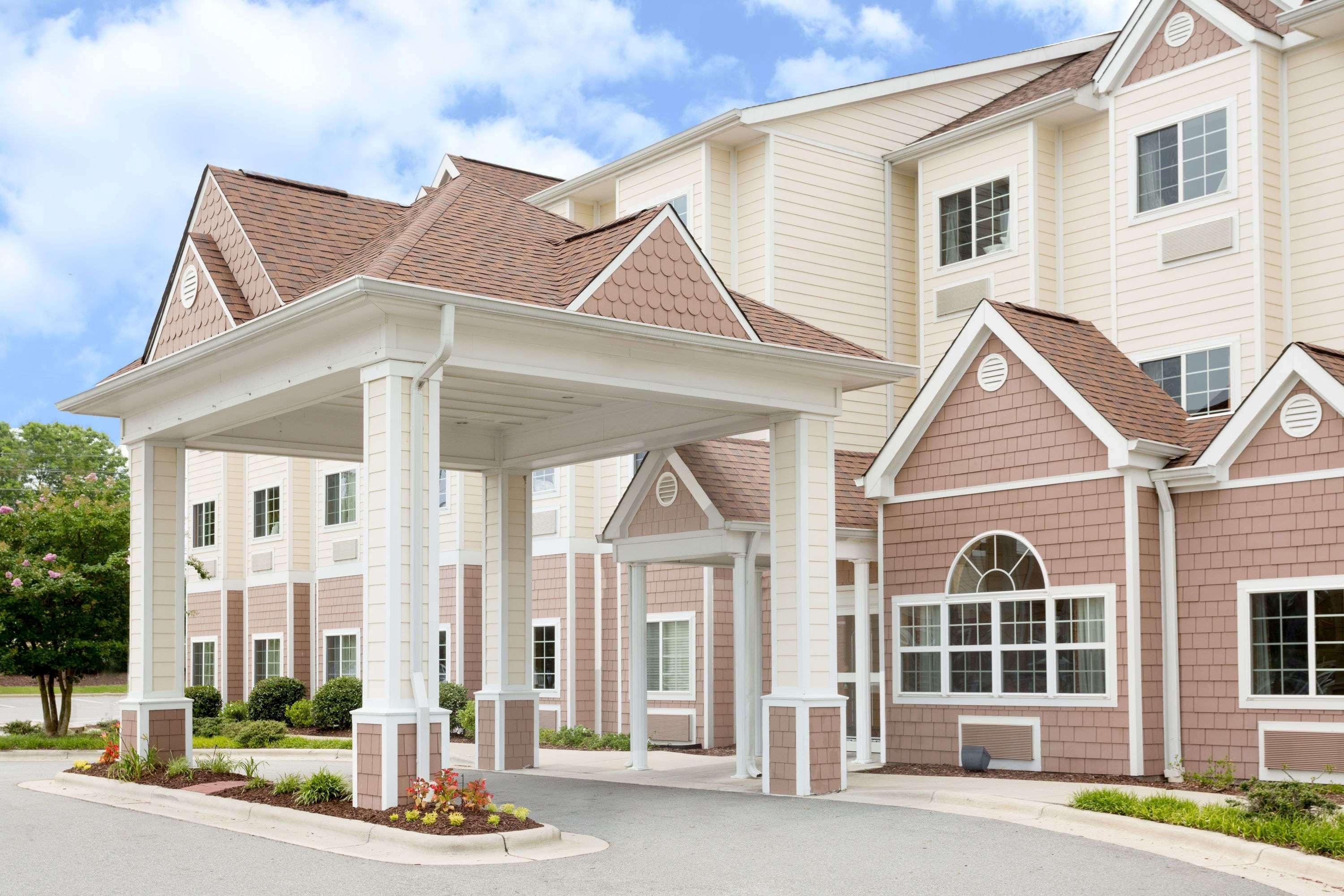 Microtel Inn & Suites By Wyndham University Medical Park Грийнвил Екстериор снимка