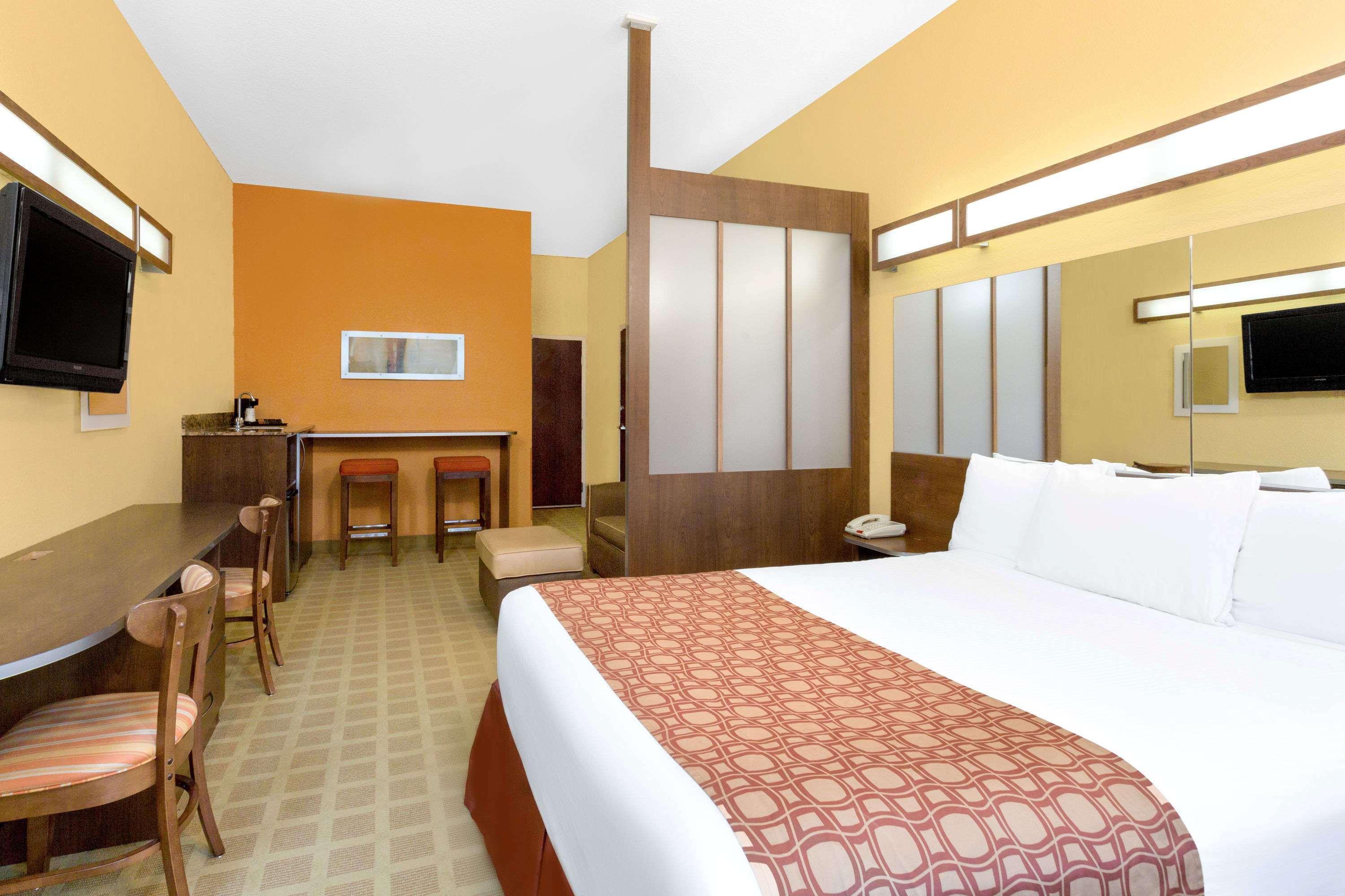 Microtel Inn & Suites By Wyndham University Medical Park Грийнвил Екстериор снимка
