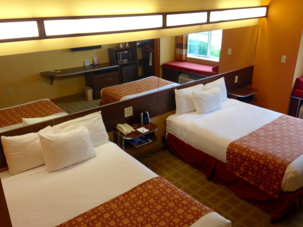 Microtel Inn & Suites By Wyndham University Medical Park Грийнвил Екстериор снимка