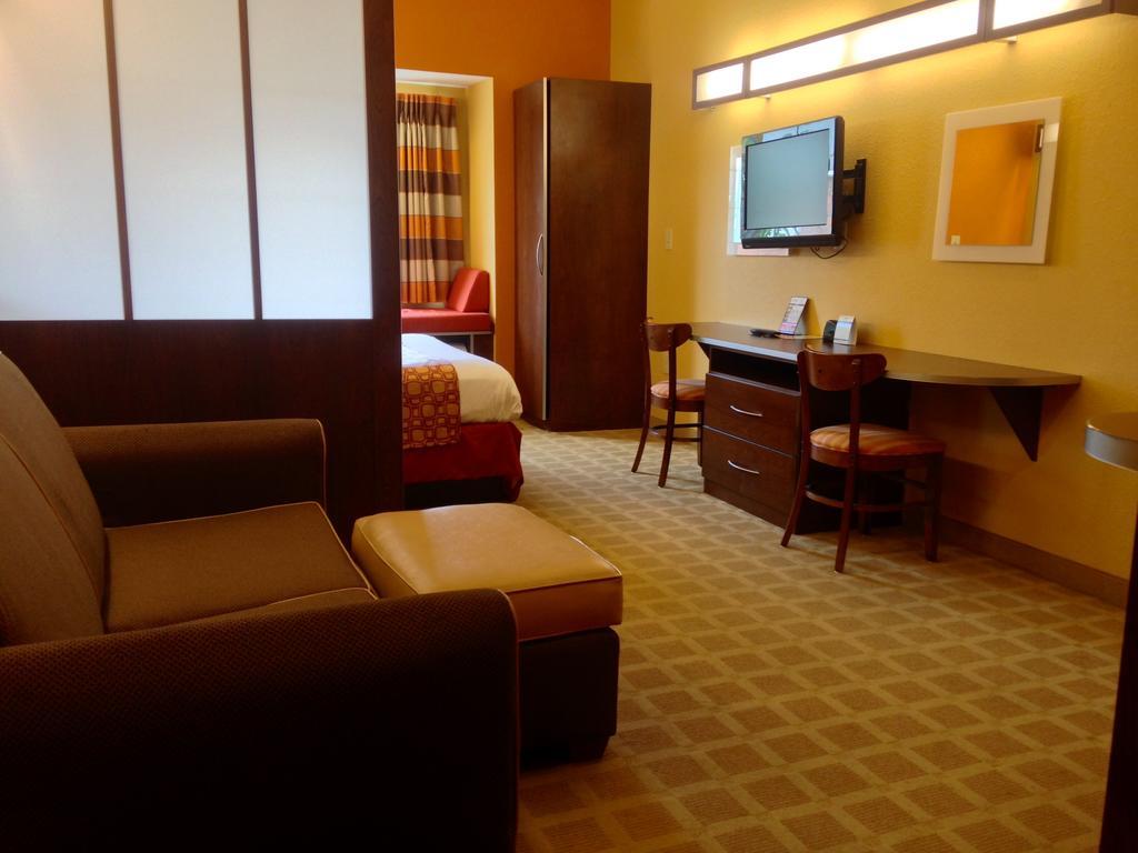 Microtel Inn & Suites By Wyndham University Medical Park Грийнвил Екстериор снимка